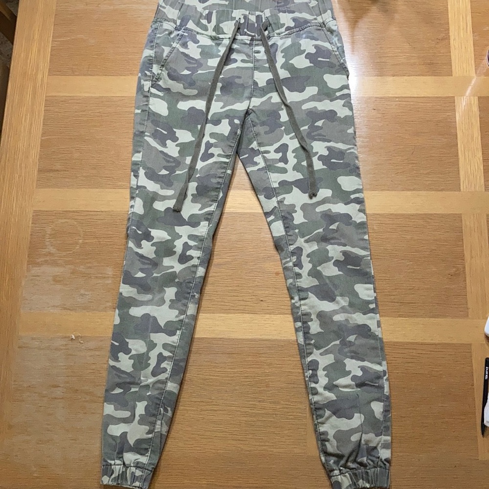 VIP CAMO JOGGERS